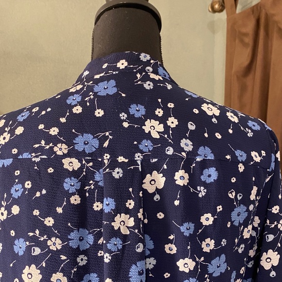 Michael Kors Garden Patch roll tab l/s Top - Picture 6 of 12